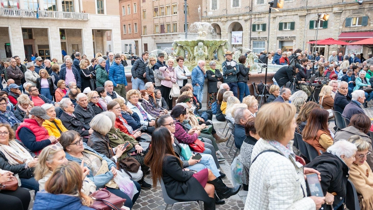 A Pesaro, Franca Mercantini e Carlo Pagnini hanno entusiasmato il pubblico con uno spettacolo di poesia dialettale, celebrando la cultura locale e inaugurando una serie di eventi nel centro storico.