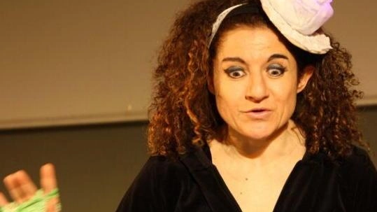 Stasera al Piccolo teatro San Francesco da Paola di Reggio va in scena 'Parola di donna. Il tempo di Alice', spettacolo con Valeria Calzolari. Un adattamento che esplora la figura di Alice come simbolo di coraggio e complessità femminile. Ingresso libero su prenotazione.