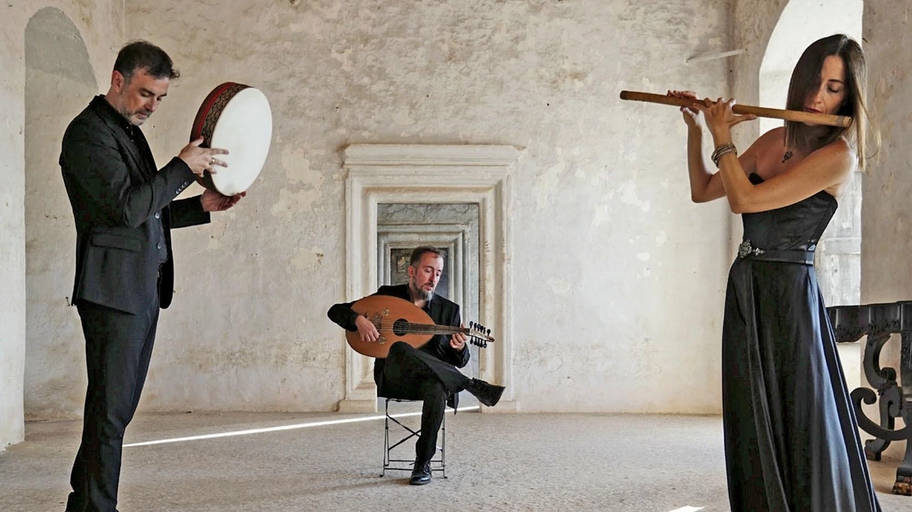 Concerto autunnale della Sadurano Serenade con la Cantiga de la Serena alla Sala Sangiorgi. Musica antica mediterranea e dialogo culturale. Tema: migranti e accoglienza.