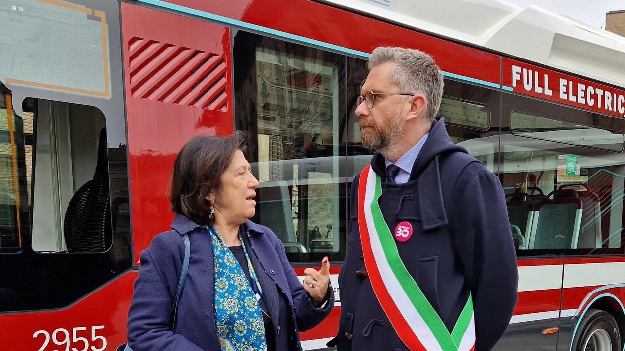 Il sindaco Matteo Lepore con l’amministratore delegato e presidente di Tper Giuseppina Gualtieri in una foto d’archivio