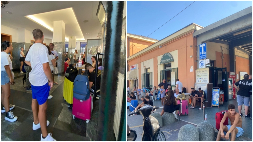 Folla in attesa di partire alla stazione di Cattolica (Ansa)