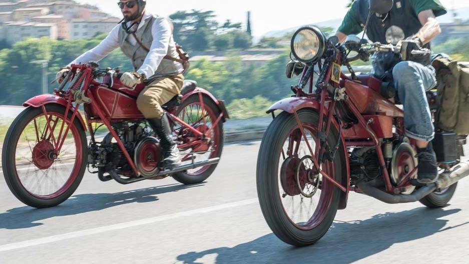 A Tolentino si svolge il Circuito Chienti e Potenza per moto d’epoca, celebrando il centenario con eventi e gare storiche. Testimonianze, percorso di oltre 100 km e spettacoli in programma fino a domenica.