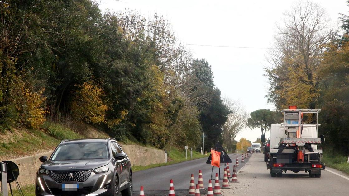 Code e disagi sulla via Emilia. Ciclopedonale e asfaltatura, inferno tra Diegaro e Capocolle