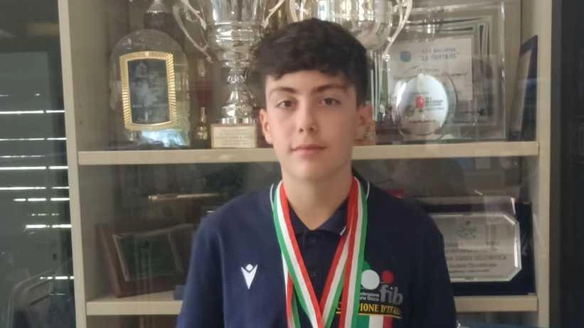 Tommaso Sabatini si conferma campione italiano Under 15 di bocce nella raffa, aggiudicandosi il titolo individuale dopo aver già vinto in coppia nel 2023. La sua costanza e talento lo rendono una promessa dello sport bocce.