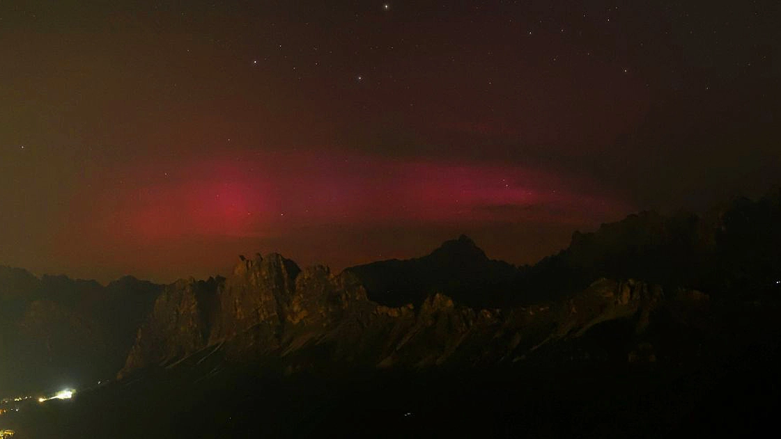 L'aurora boreale catturata dalla webcam sul Faloria, una delle vette delle Dolomiti che circondano Cortina