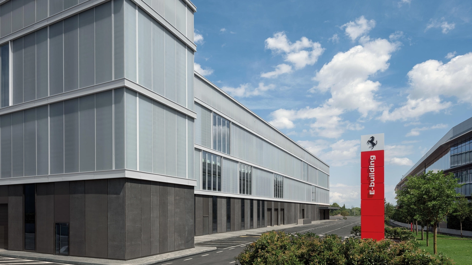 Il nuovo stabilimento per auto elettriche della Ferrari è stato edificato a nord del campus Ferrari, che è in fase di espansione