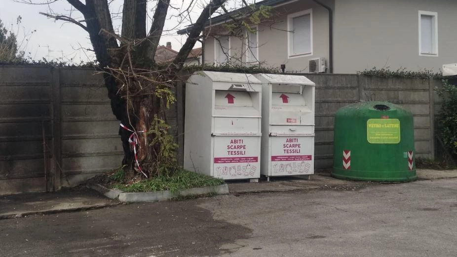 Incendio in via Circonvallazione, in campo i vigili del fuoco. Il rogo spento in pochi minuti.