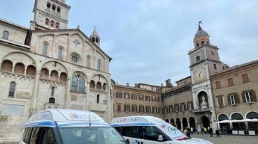 Il progetto "Modena città ad impatto positivo" prevede mezzi per disabili, defibrillatore, azioni di sensibilizzazione ambientale e un nuovo bosco urbano. Aziende locali contribuiscono all'iniziativa.