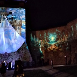 Capodanno in piazza con lo spettacolo di danza verticale che imita il volo