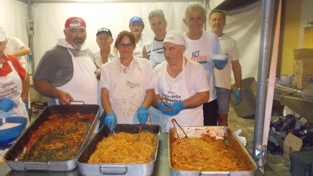 A Montenovo di Montiano, 1200 persone si sono riunite per gustare 120 chili di spaghetti gratis con ragù e vino offerti in occasione della festa della Madonna del Castello. La tradizione, nata negli anni '70, continua a richiamare migliaia di partecipanti ogni anno.