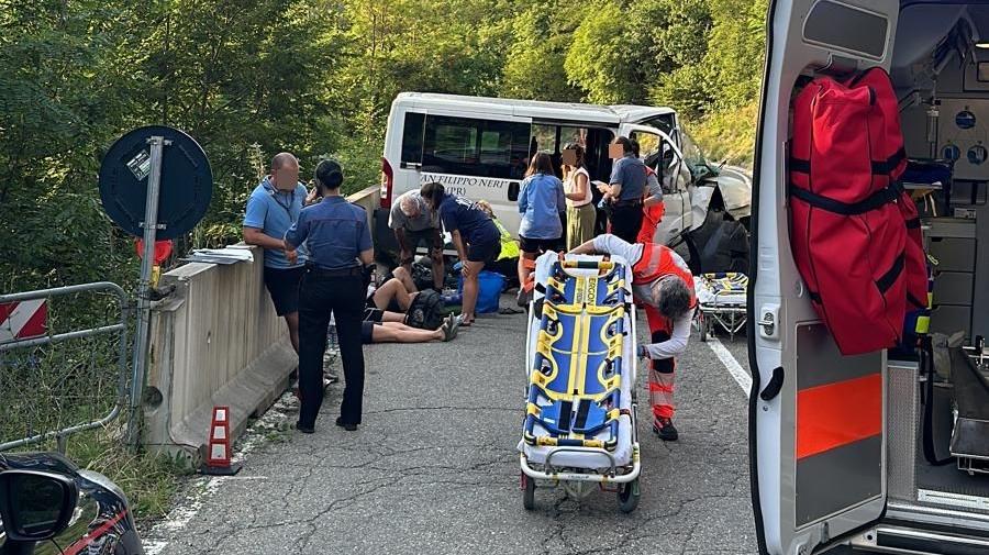 Incidente nel Reggiano col pulmino dei boy scout. L’autista accusa un colpo di sonno e finisce contro un muro: 5 feriti