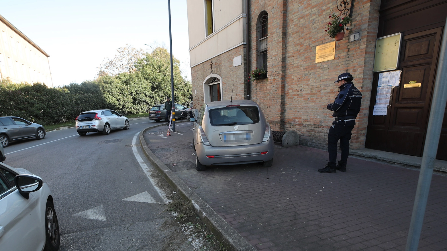 I rilievi della Polizia locale in via Darsena, dove un’auto ha invaso il marciapiede (Foto Zani)