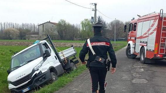 Furgone sbanda e va nel fosso. Lievi ferite per il conducente