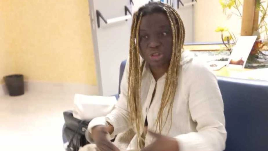 Joy, la nigeriana che ormai vive nell’atrio dell’ospedale di Jesi