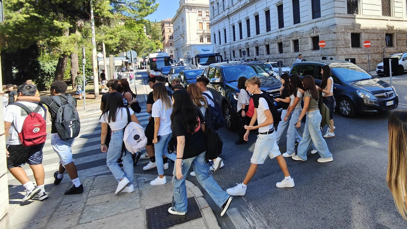 Scuola "Pochi bus, studenti arrivano in ritardo"