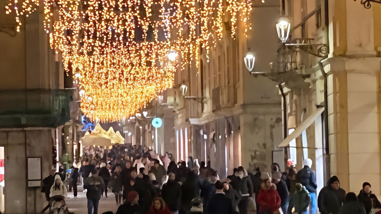 Il centro di Senigallia pieno di gente anche ieri pomeriggio