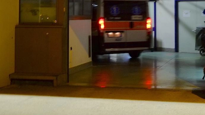 Una guardia giurata a Ancona ha accidentalmente sparato un colpo dalla sua pistola d'ordinanza in ospedale, ferendo leggermente una ragazza. La polizia sta indagando sull'incidente. Il direttore dell'ospedale assicura che la struttura è sicura.