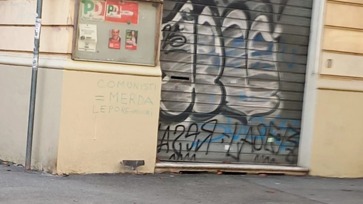 Le scritte minacciose sul circolo Pd di via Casarini, in zona Zanardi, a Bologna