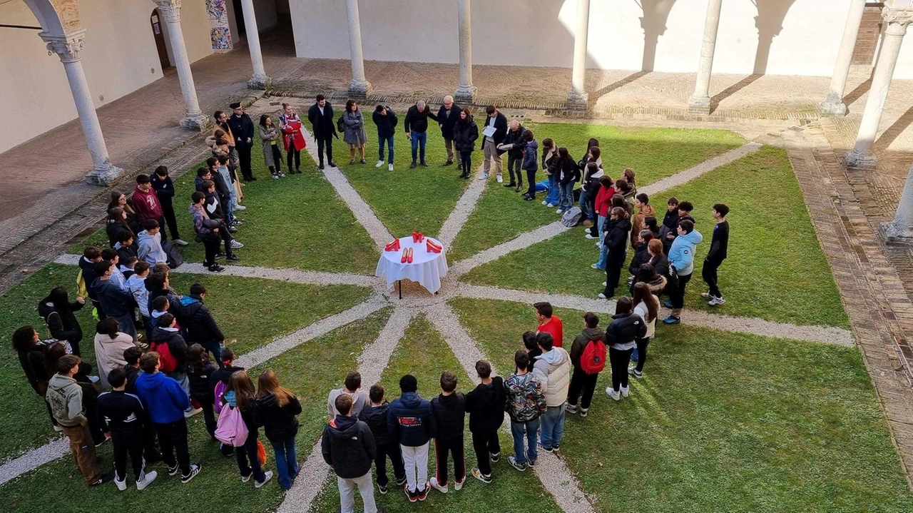 Una targa di ceramica con il 1522 per difendere le donne dalla violenza