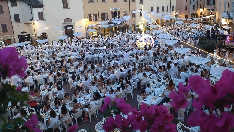 Cena in bianco dall’alto: il colpo d’occhio di piazza Garibaldi