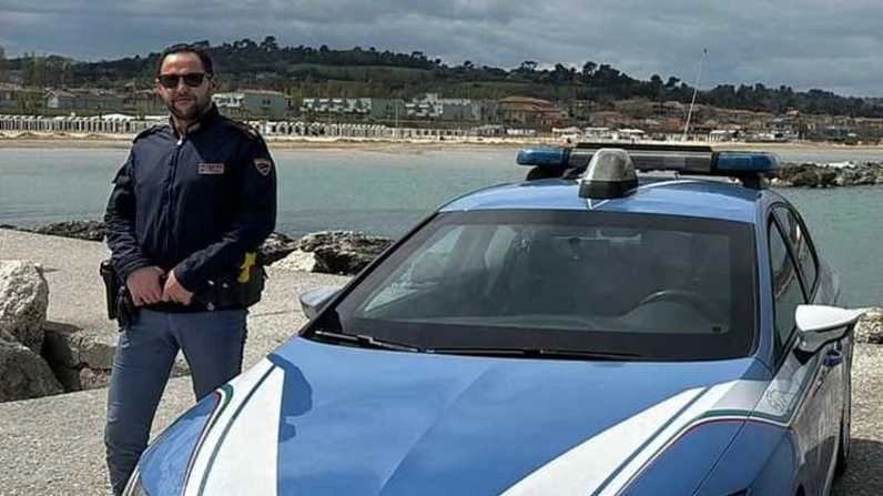 L’assistente capo, Massimiliano Falso, accanto a una volante della polizia