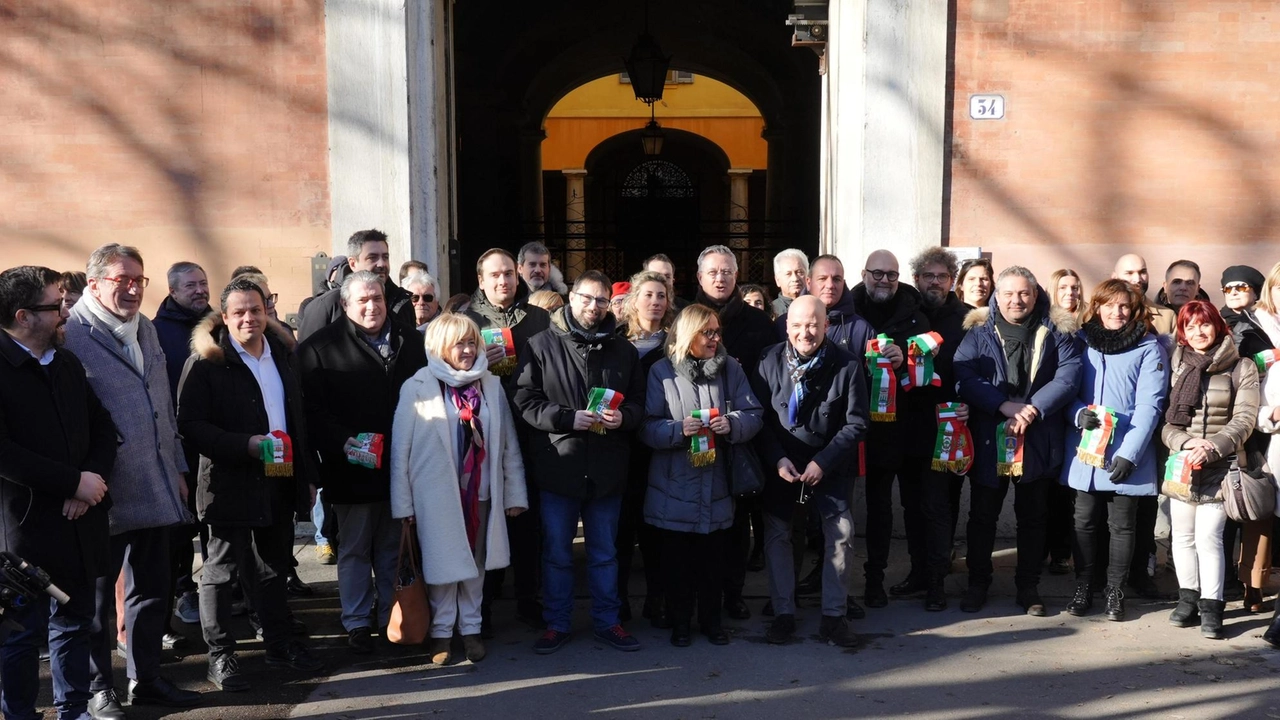 Sindaci ed esponenti del centrosinistra ieri mattina sotto la Prefettura