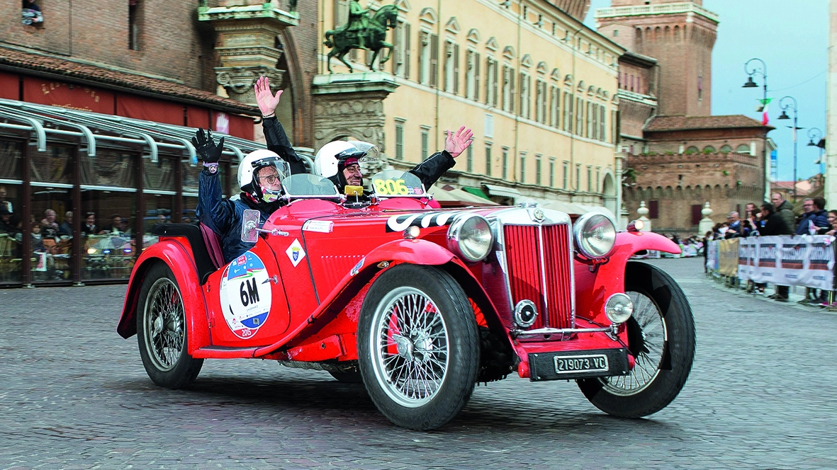 La 1000 Miglia 2025 torna con Ferrara protagonista: la città estense ospiterà la prima cena in gara il 17 giugno, nel suggestivo Teatro Comunale. La manifestazione, che si svolgerà dal 17 al 21 giugno, vedrà le auto storiche percorrere un itinerario da Brescia a San Lazzaro di Savena, Roma, Cervia, Parma e infine di nuovo a Brescia.