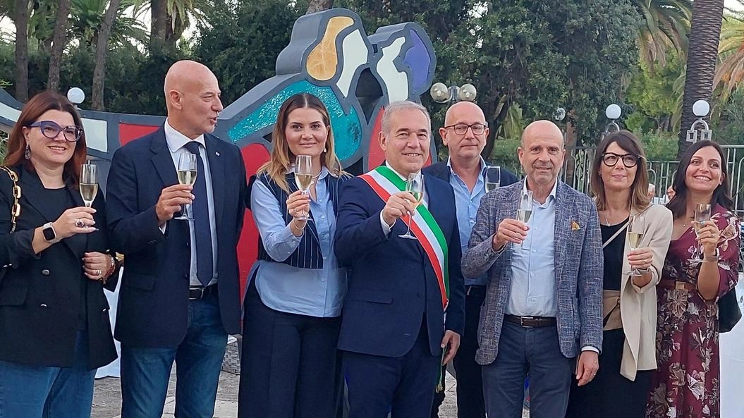 La festa dei 90 anni alla Palazzina Azzurra di San Benedetto ha celebrato la storia e l'importanza dell'edificio. Con performance, brindisi e concerto, l'evento ha ricordato le serate danzanti e la musica che ha caratterizzato la sua storia.