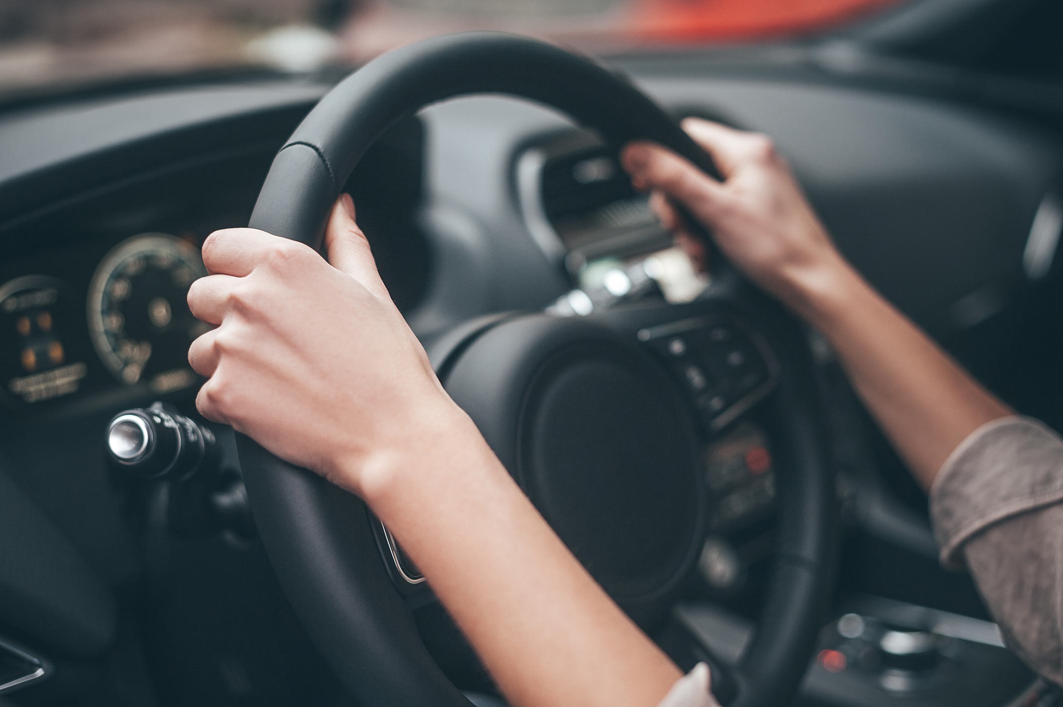 Insegue una donna in auto per mancata precedenza: la minaccia e aggredisce