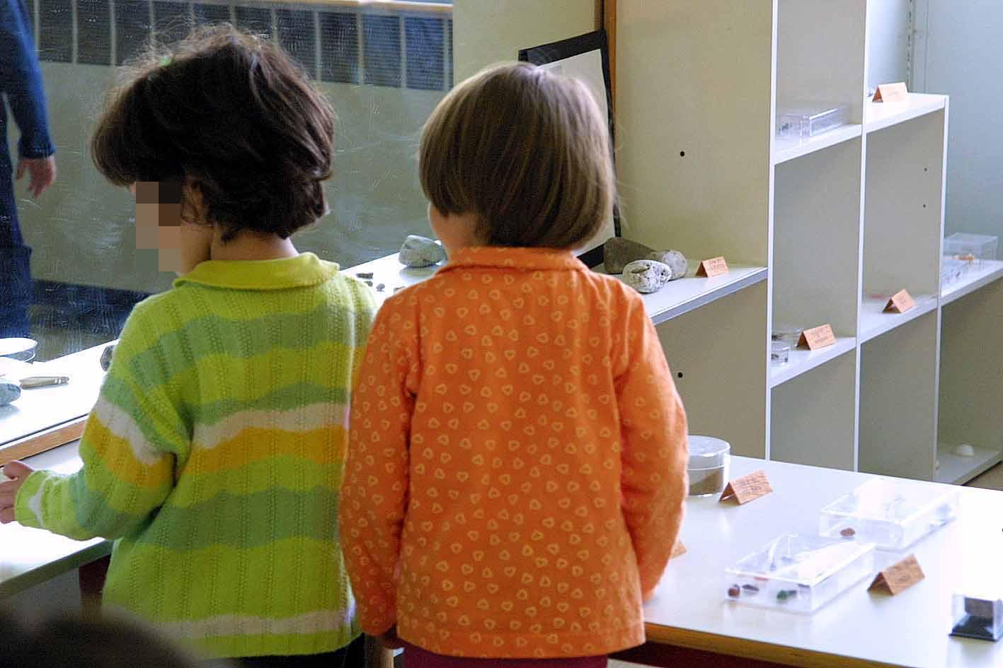 Due bimbi scappano dalla materna e tornano a casa di una mamma: nessuno se ne era accorto