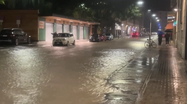 Bologna sott’acqua, i video dell’alluvione. Strade come fiumi, neonato soccorso dall’elicottero