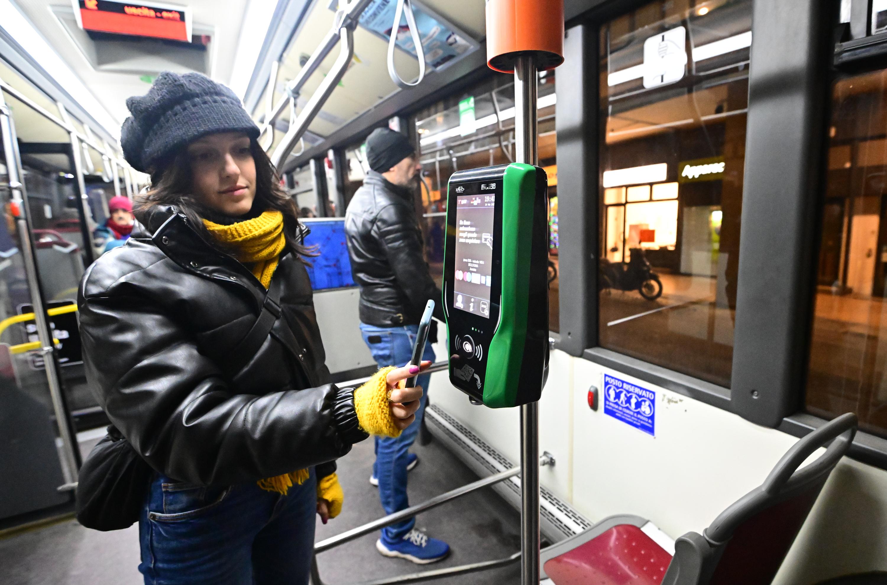 Bus a Imola, centrodestra contro i rincari