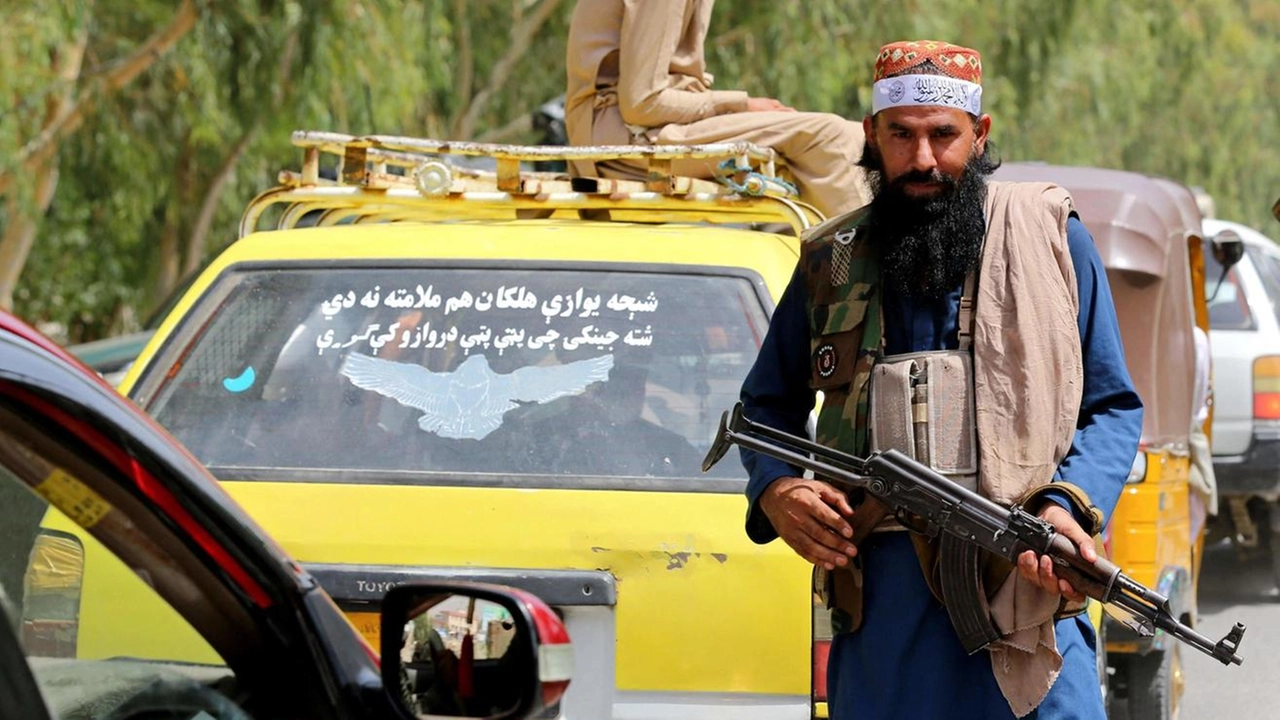 Un talebano in un posto di blocco in Afghanistan