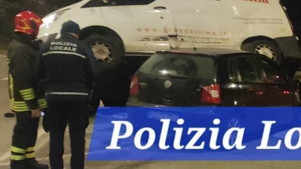 Scontro auto furgone, 42enne resta ferito. Indaga la Municipale