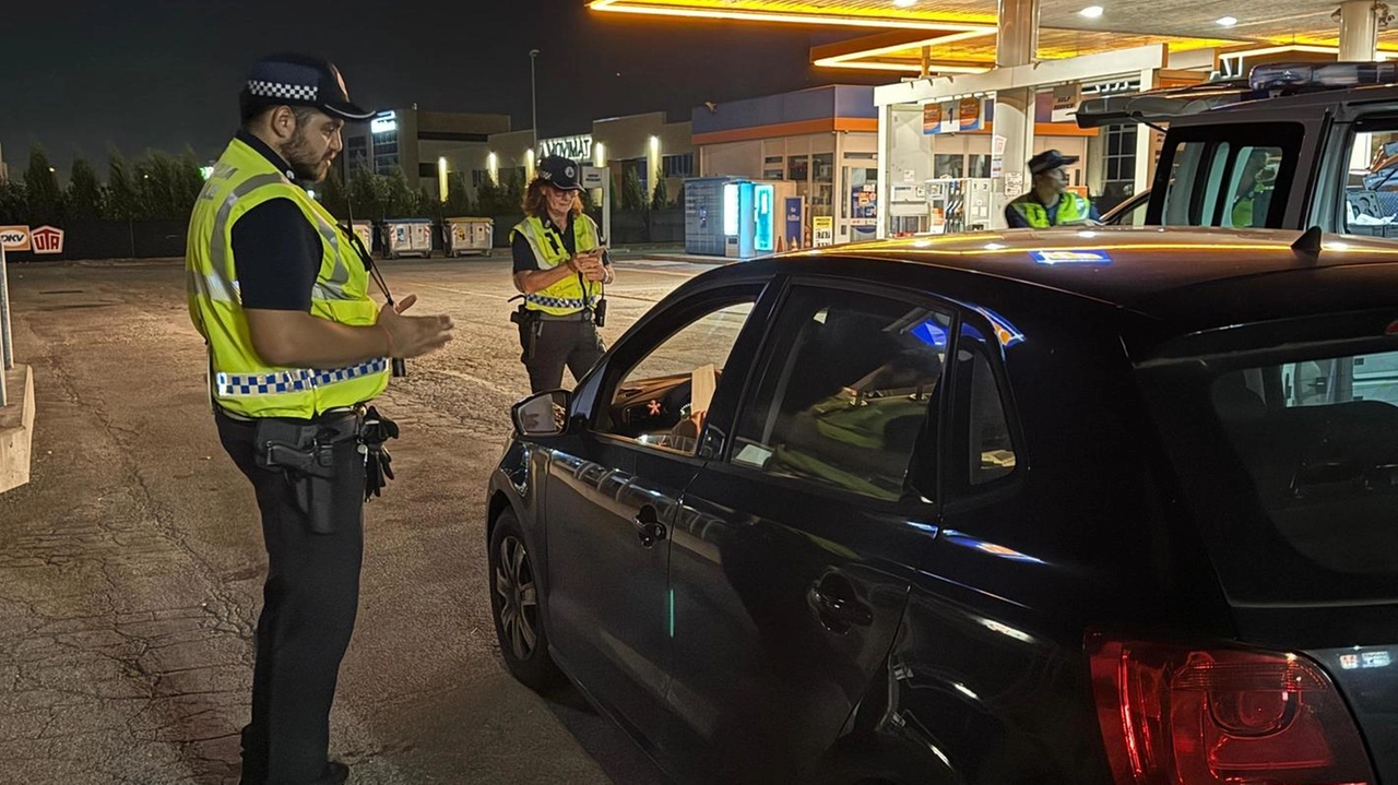 La Polizia Locale di Formigine ha intensificato i controlli stradali nel distretto ceramico, sanzionando diversi automobilisti per violazioni come guida in stato di ebbrezza e mancata revisione. La Comandante sottolinea l'importanza della sicurezza stradale e della sensibilizzazione della cittadinanza. Anche l'Associazione Italiana Famigliari Vittime della Strada ha partecipato all'operazione per promuovere la fruizione sicura delle strade.