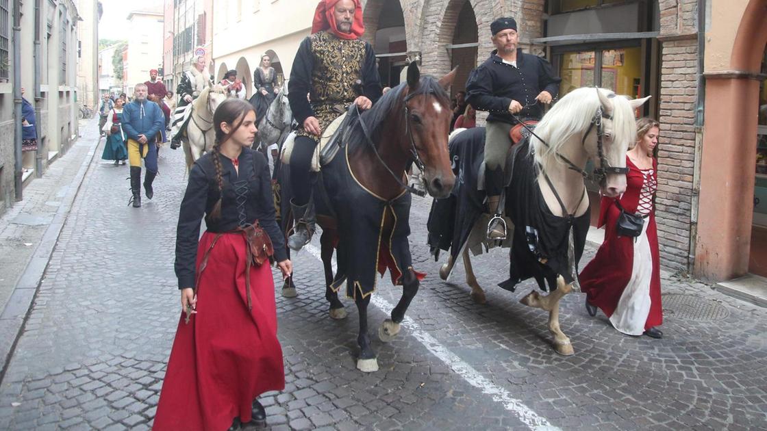 Hanno sfilato i cavalieri. E oggi in scena la Giostra