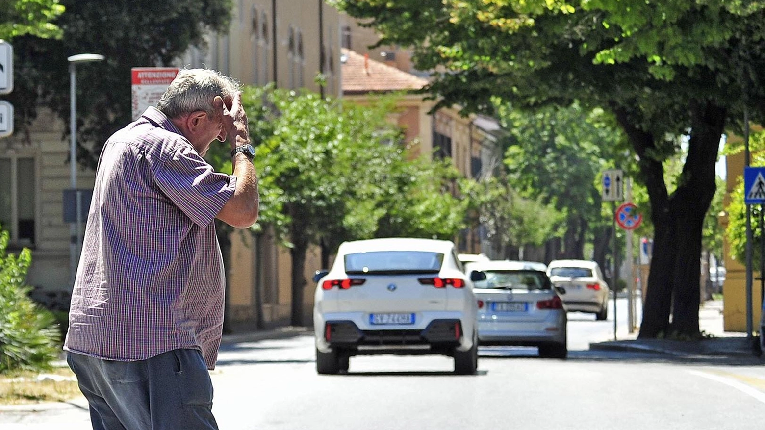 Aiuti per gli anziani in riviera: "Aria condizionata e compagnia"