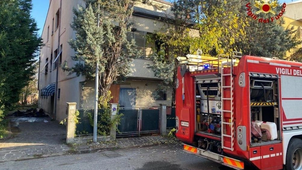 Le fiamme sono divampate ieri mattina intorno alle 7, nella cucina di un’abitazione in via Mantova: quattro persone portate in salvo