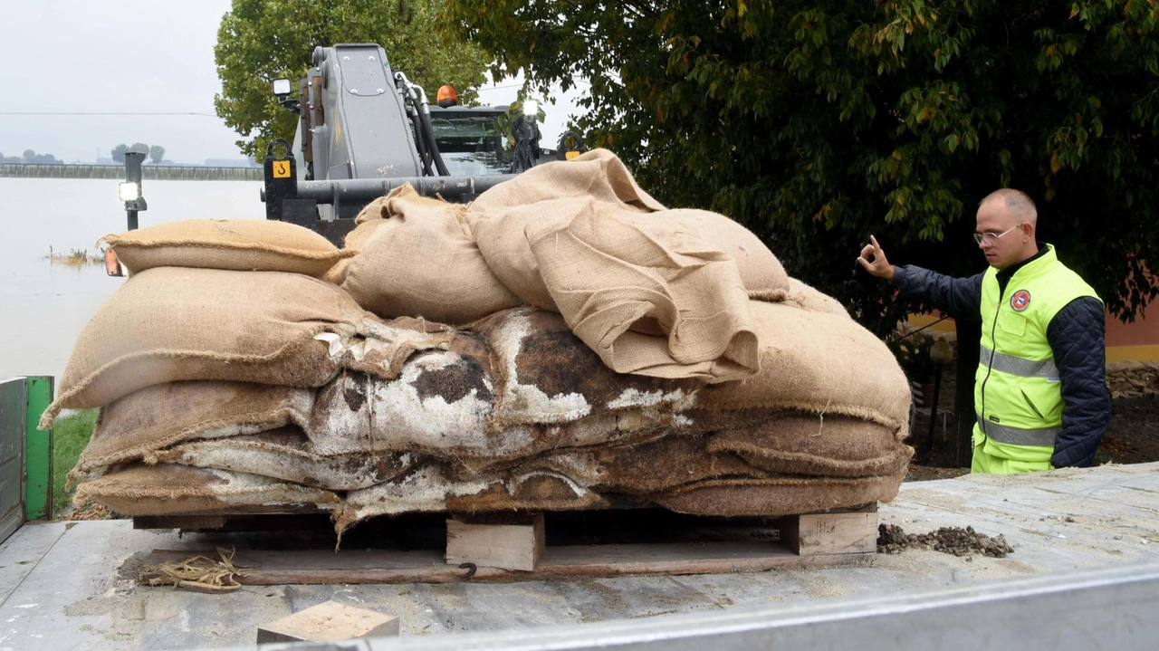 A Campotto le piene spaventano Comune e Consorzio. Il sindaco firma l’ordinanza. I residenti stanchi del pericolo allagamenti e dei disagi dovuti alla viabilità . "Oltre al rischio alluvione, abbiamo un ponte chiuso e la via Selice off-limits".