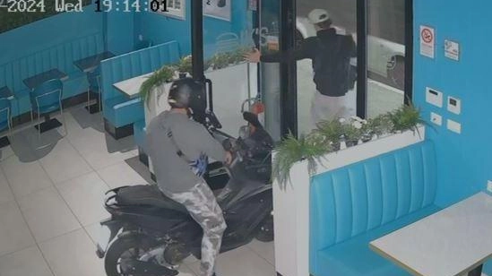 Il documento: i ladri in fuga da Iks Burger con il motorino del rider