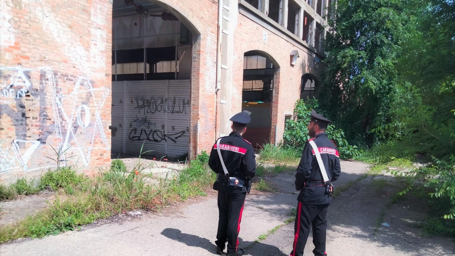 Ex officine Casaralta a Bologna: la zona è soggetta a degrato e bivacchi. Sopresi all'interno della proprietà privata quattro abusivi