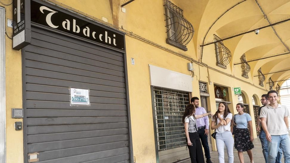 La serranda abbassata proprio di fronte al Duomo (Tedioli)