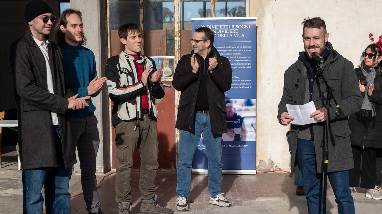 Cibo e regali per i meno abbienti: un momento dell’iniziativa della fondazione Colonna al Centro agroalimentare di Piediripa