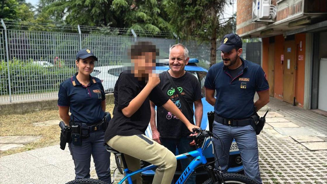 A 13 anni gli rubano la bicicletta: "La usavo per aiutare i genitori". I poliziotti gliela comprano nuova