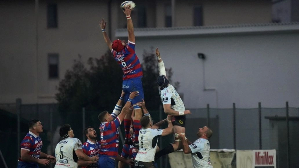 Una touche conquistata da Rovigo nel big match contro Viadana