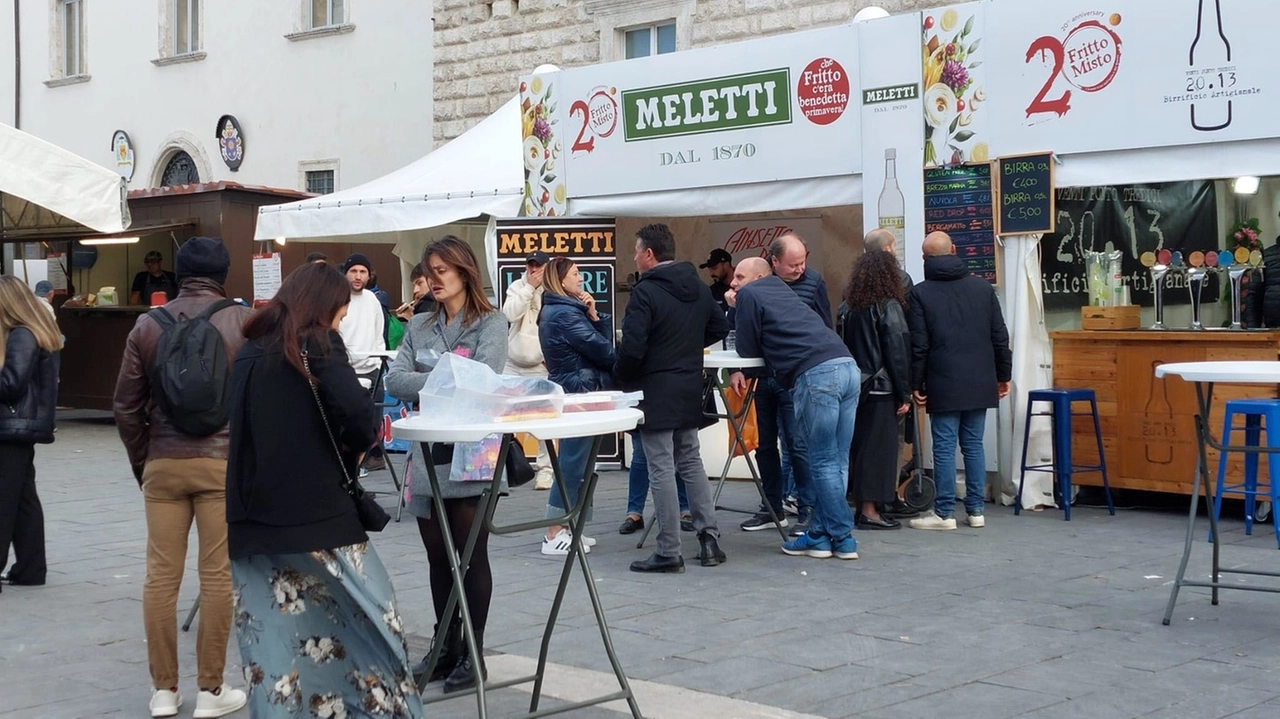 Stand in piazza Arringo fino al 28 aprile: primi visitatori ma niente boom di pubblico a causa delle temperature quasi invernali