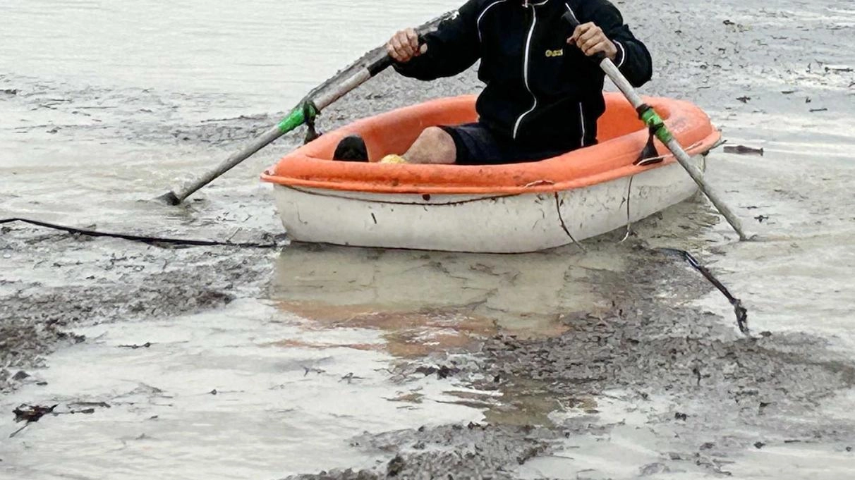 L’alluvione a Campotto con un residente in barca