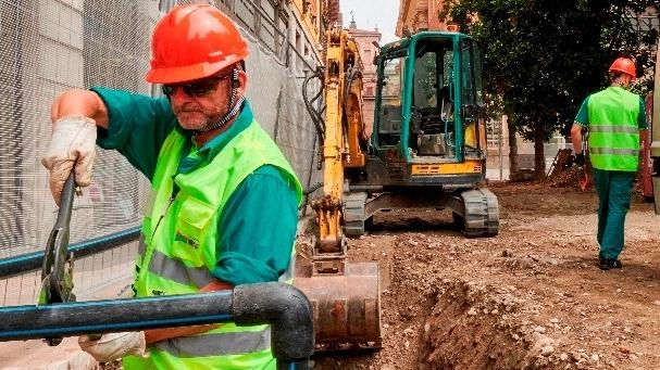 Viabilità interrotta a Montecosaro alto per lavori alla rete fognaria. Chiusa via Saffi, tranne per mezzi di emergenza. Ordinanza in vigore per due giorni.