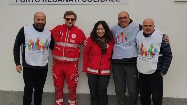 I volontari della Croce Rossa e di Porto Recanati Solidale con il presidente Cappetti