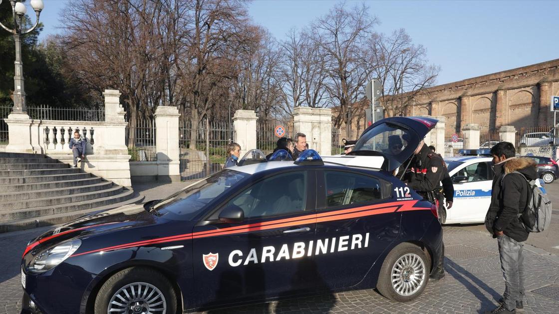 Rubano nell’auto in sosta. Arrestati dopo la fuga: già liberi